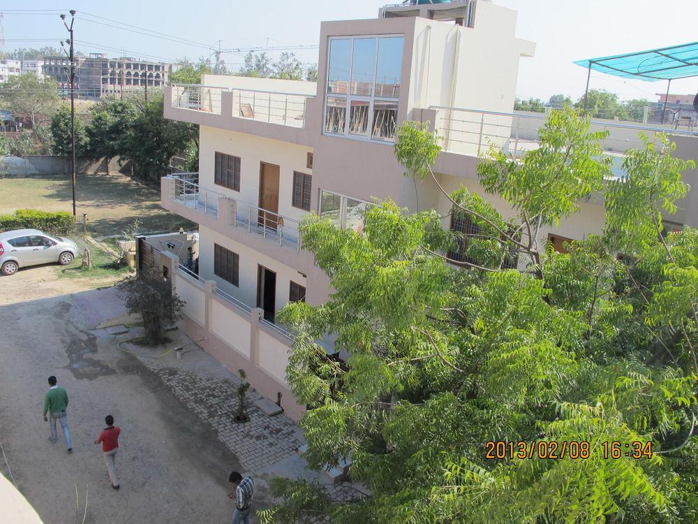 Pyrenees Homestay Agra  Exterior foto