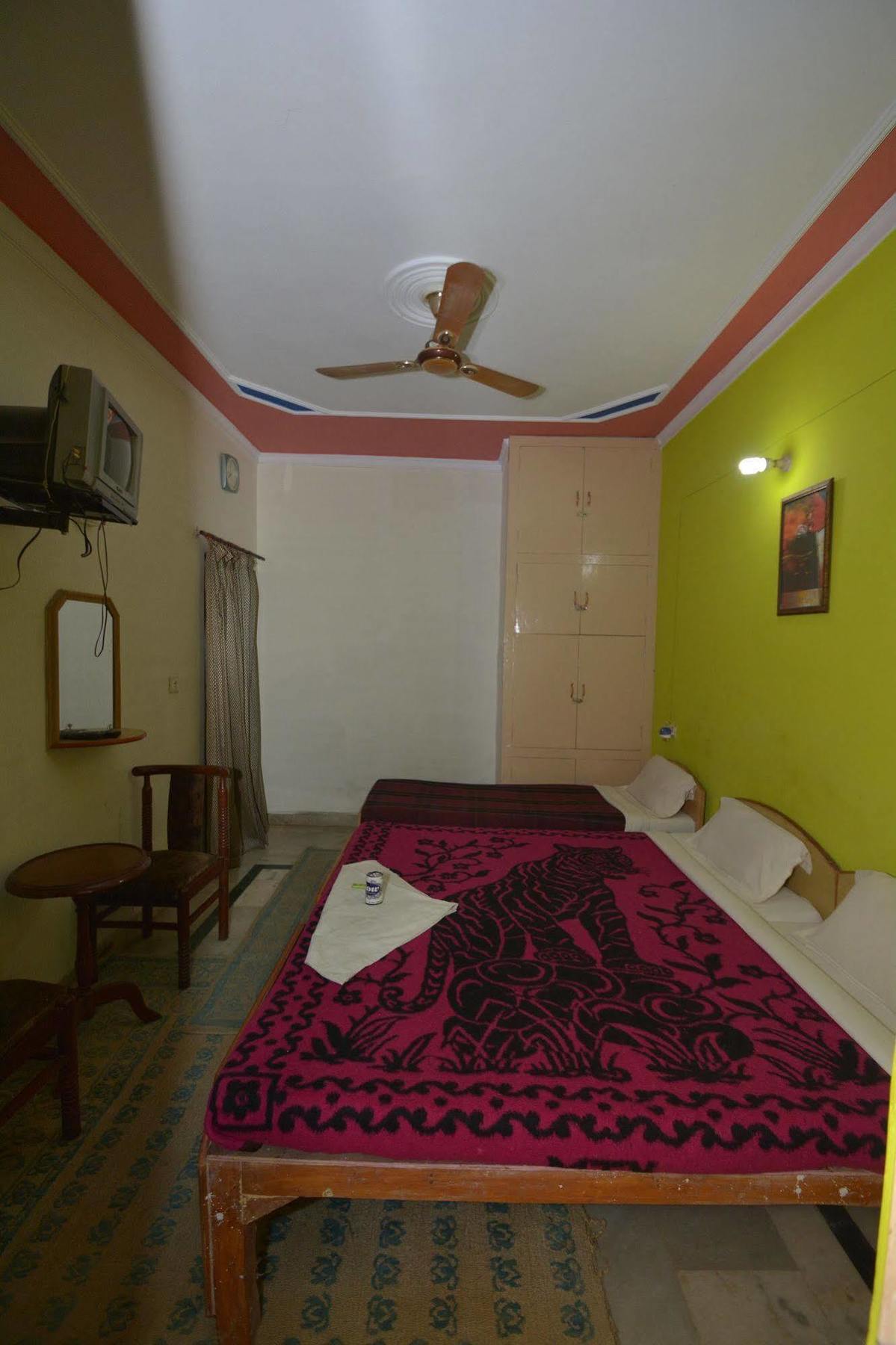 Pyrenees Homestay Agra  Exterior foto