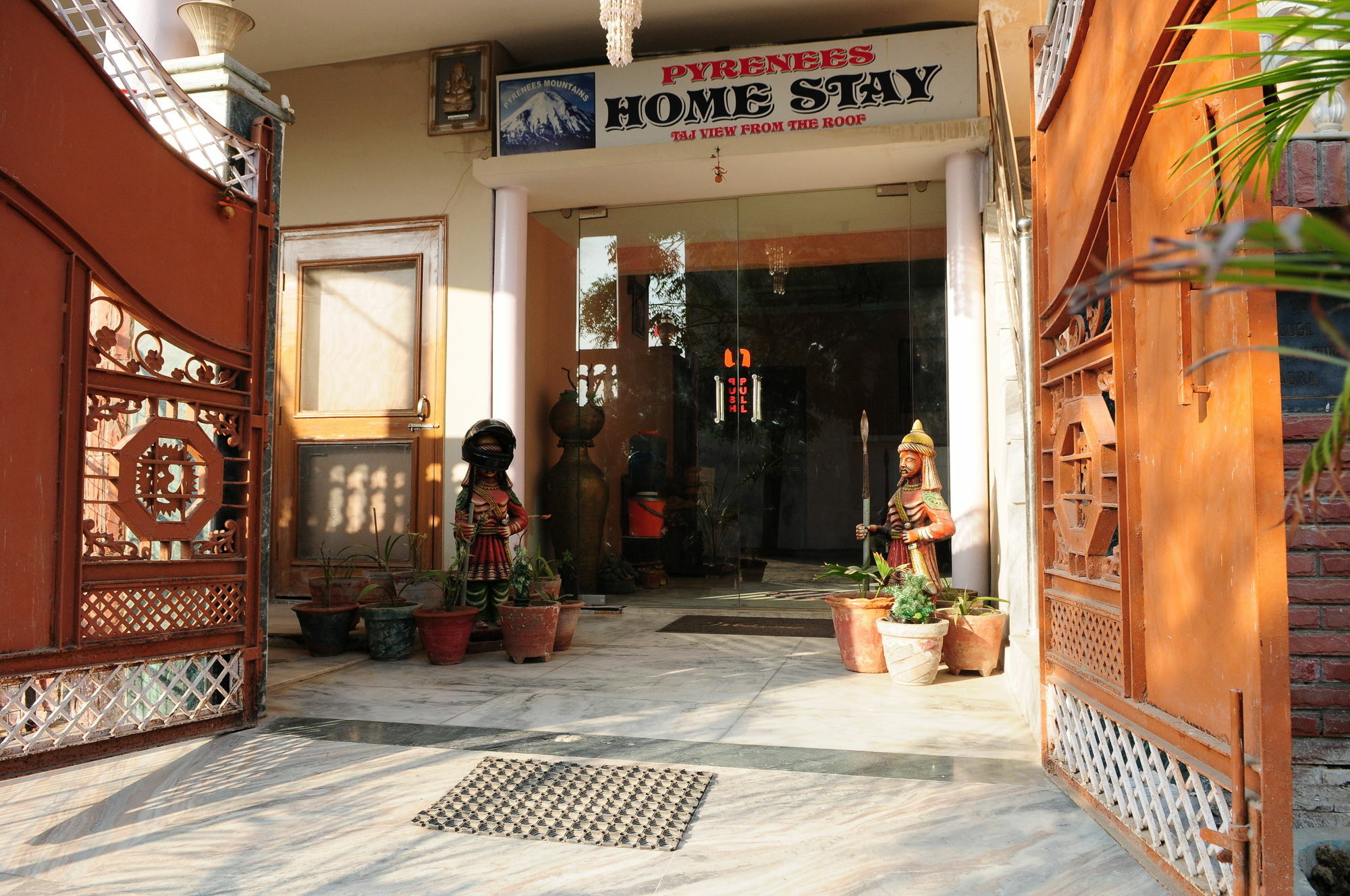 Pyrenees Homestay Agra  Exterior foto